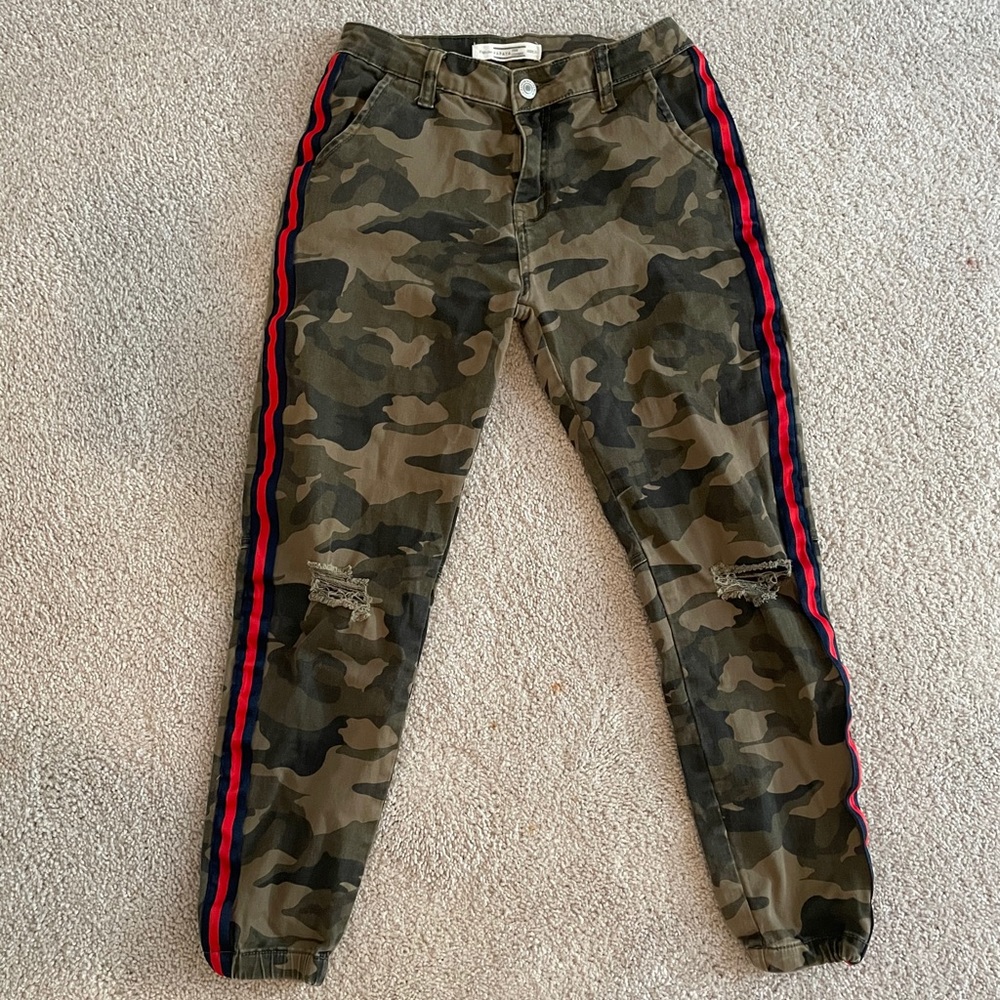 Camo jogger jeans with red and navy detail